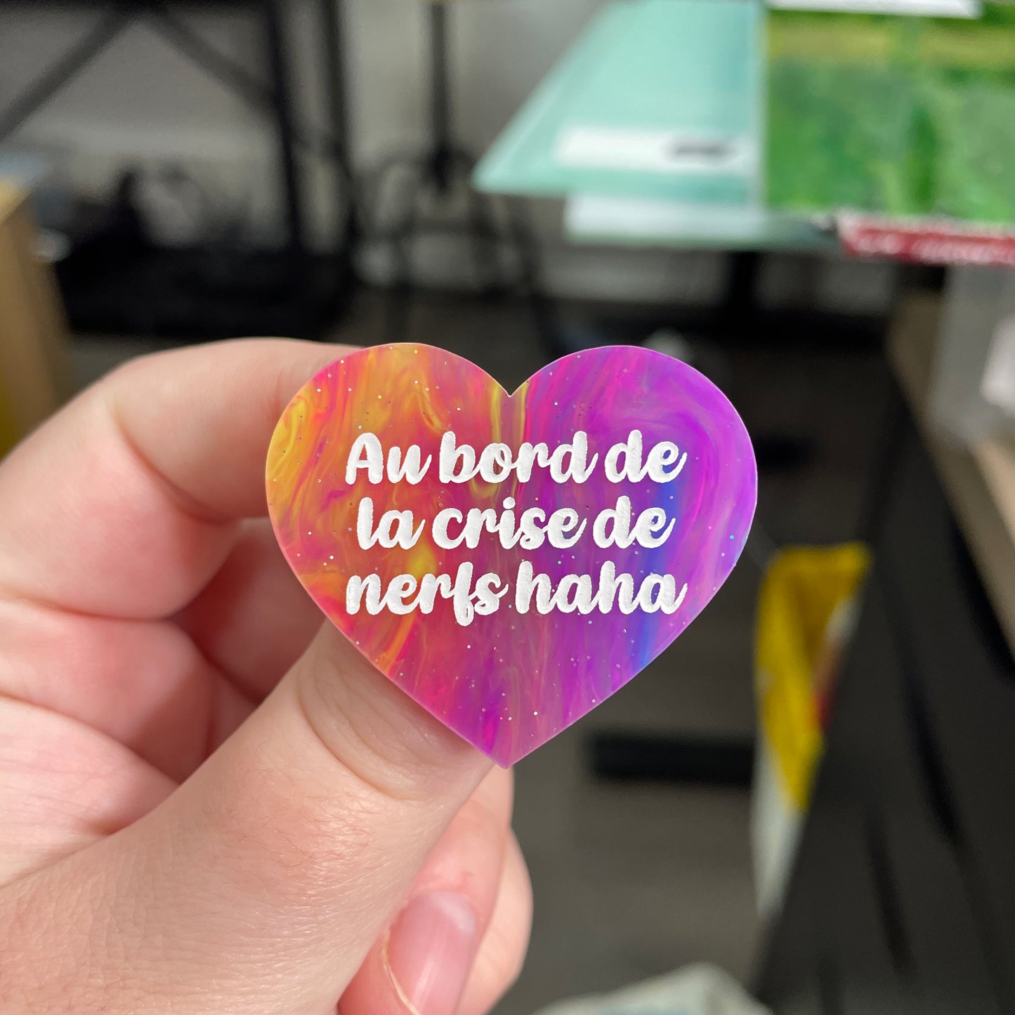 Broche "Au bord de la crise de nerfs" en acrylique semi-transparente marbrée multicolore