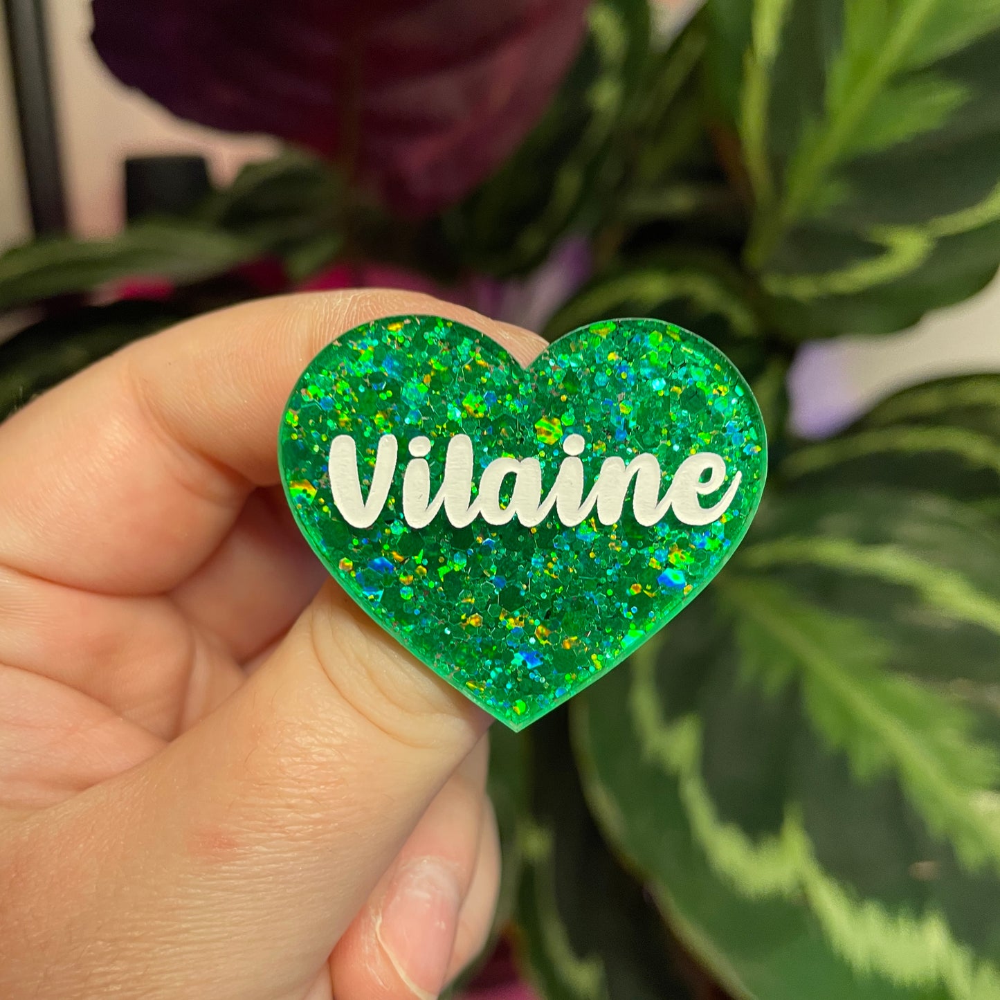 Broche "Vilaine" en acrylique à paillettes vertes