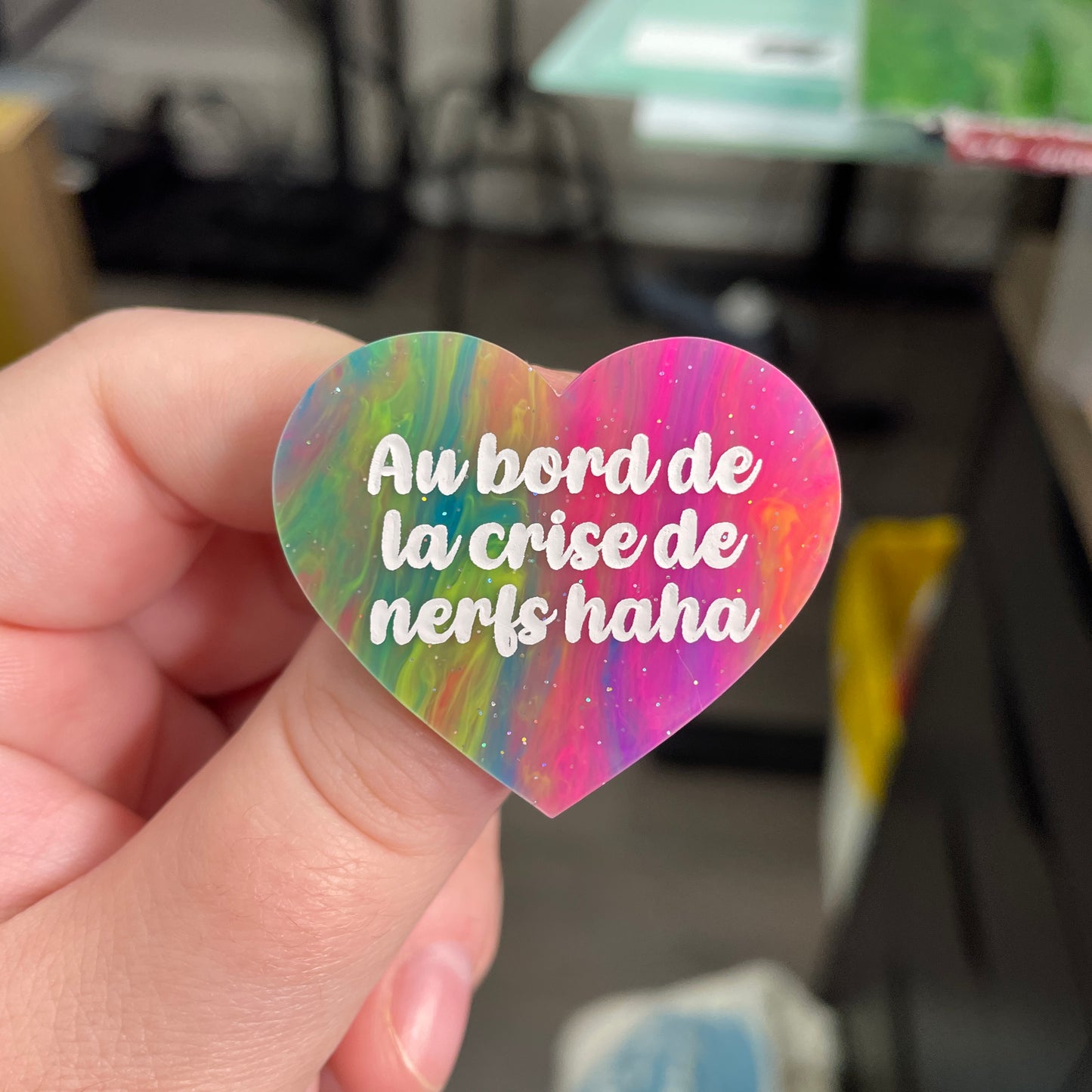 Broche "Au bord de la crise de nerfs" en acrylique semi-transparente marbrée multicolore