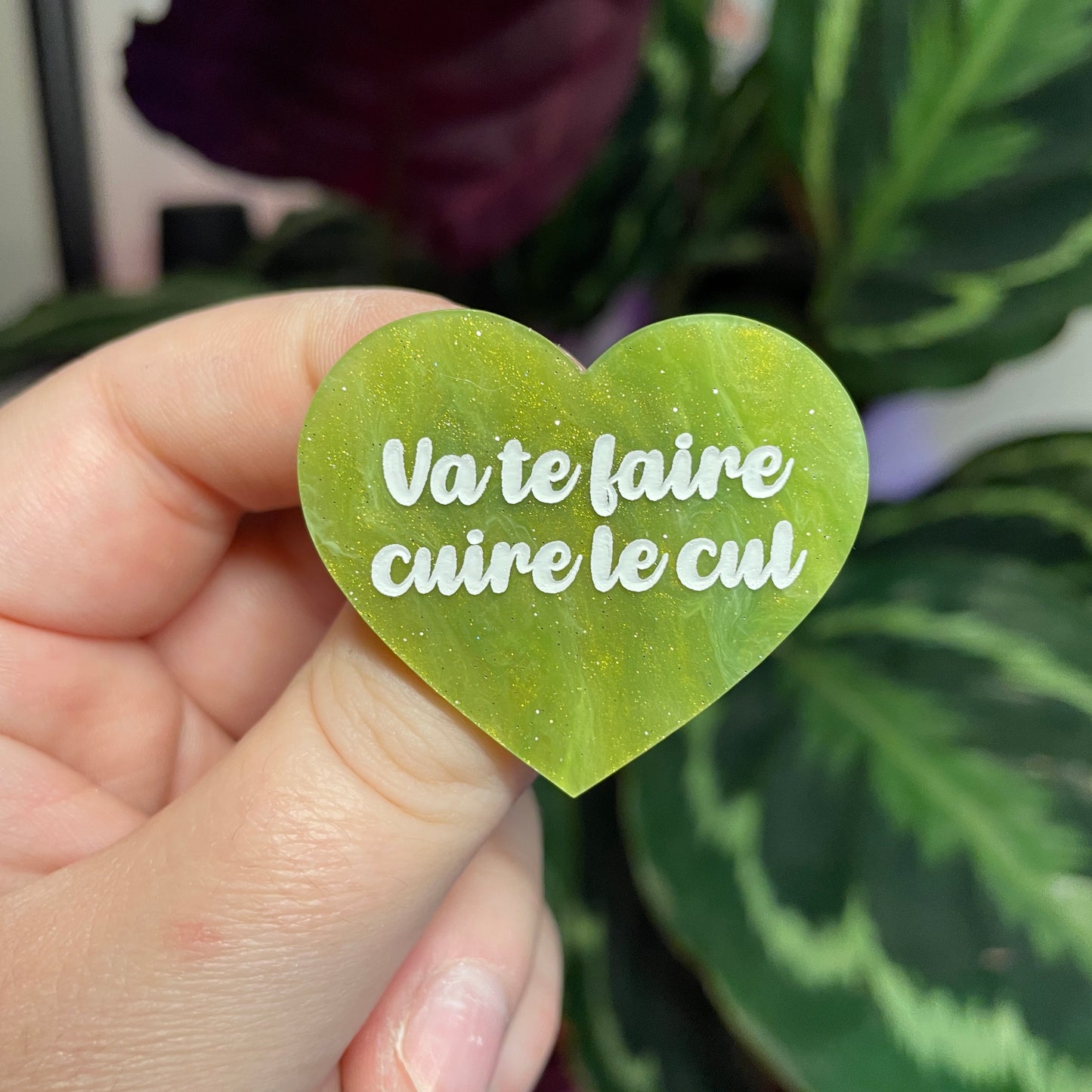 Broche "Va te faire cuire le cul" en acrylique marbrée verte et dorée