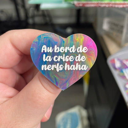 Broche "Au bord de la crise de nerfs" en acrylique semi-transparente marbrée multicolore