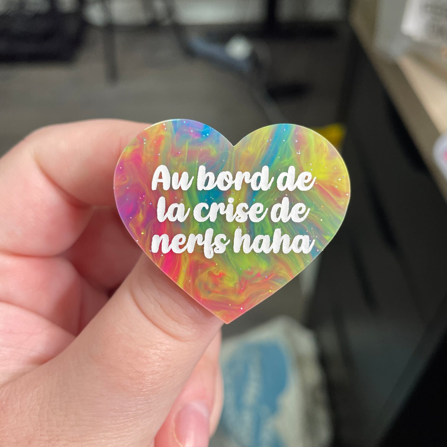 Broche "Au bord de la crise de nerfs" en acrylique semi-transparente marbrée multicolore