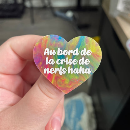 Broche "Au bord de la crise de nerfs" en acrylique semi-transparente marbrée multicolore