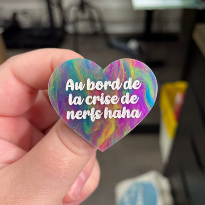 Broche "Au bord de la crise de nerfs" en acrylique semi-transparente marbrée multicolore