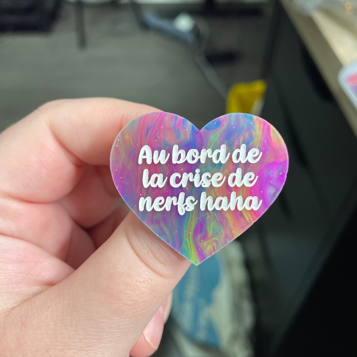 Broche "Au bord de la crise de nerfs" en acrylique semi-transparente marbrée multicolore
