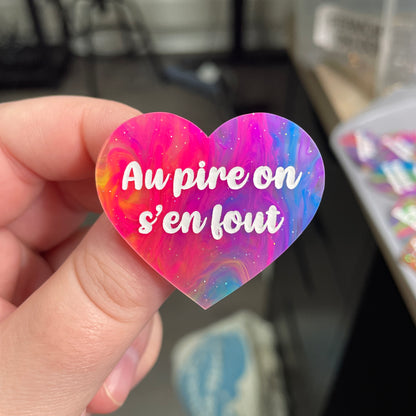 Broche "Au pire on s'en fout" en acrylique semi-transparente marbrée multicolore