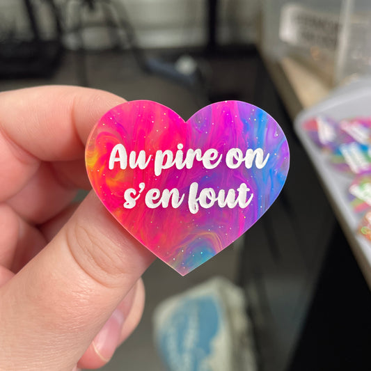 Broche "Au pire on s'en fout" en acrylique semi-transparente marbrée multicolore