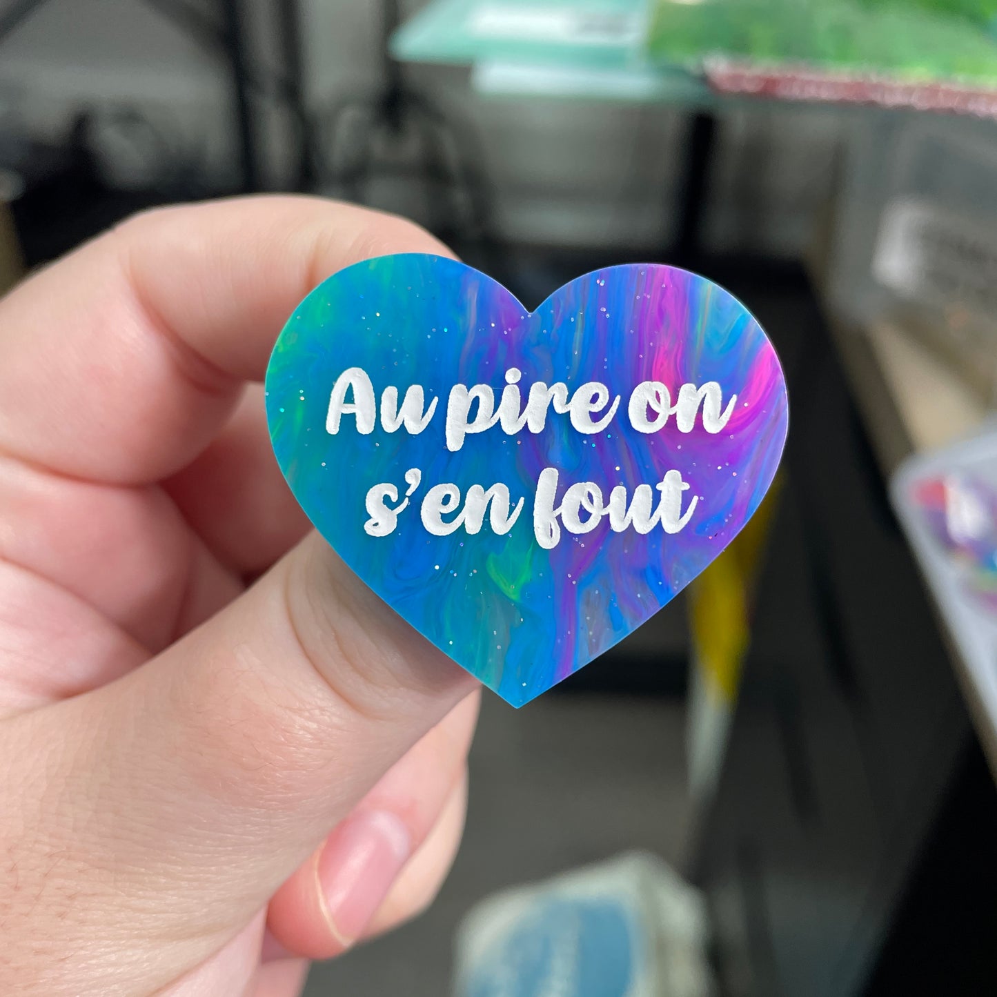 Broche "Au pire on s'en fout" en acrylique semi-transparente marbrée multicolore