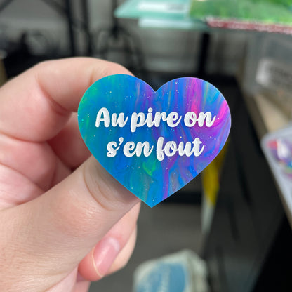 Broche "Au pire on s'en fout" en acrylique semi-transparente marbrée multicolore