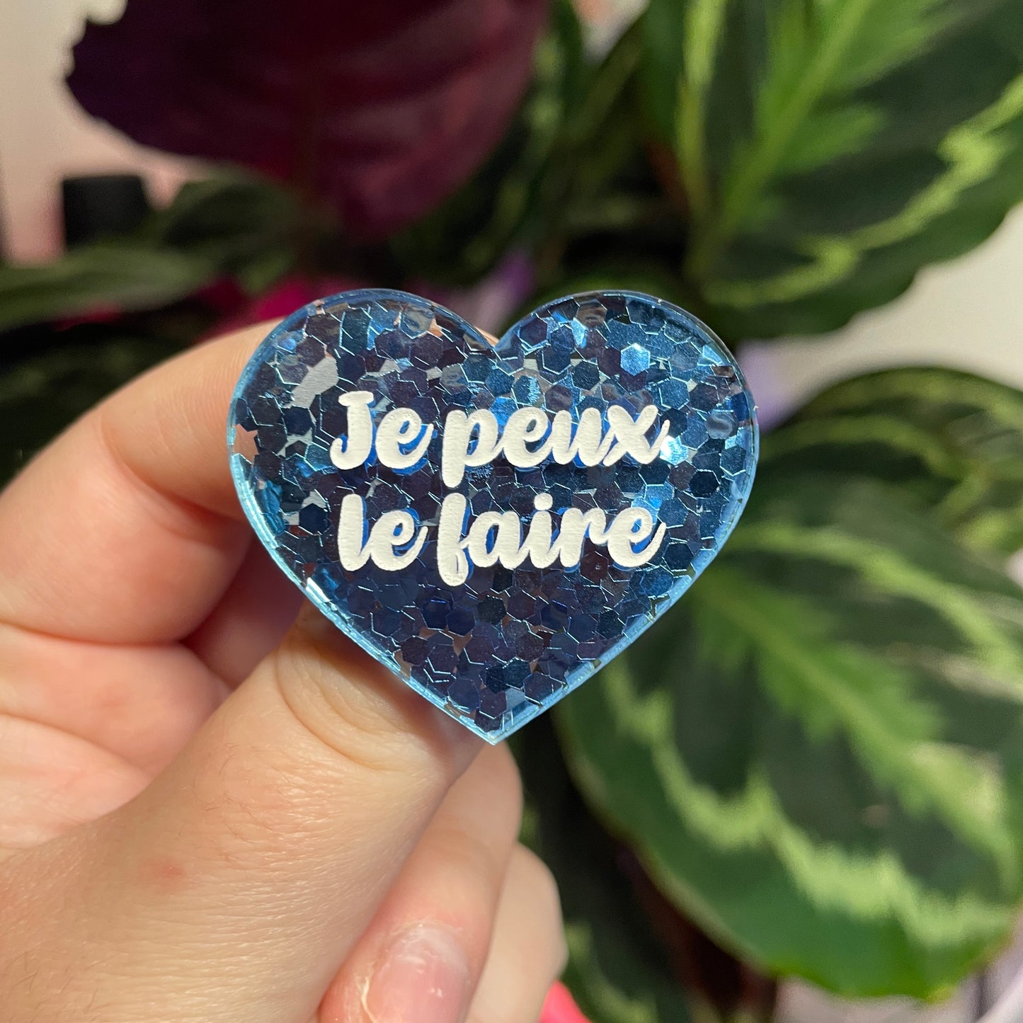 Broche "Je peux le faire" en acrylique semi transparente avec des confettis bleus