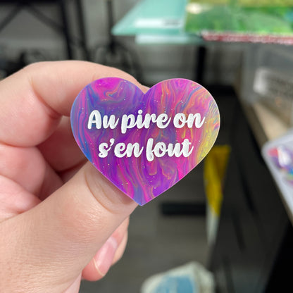 Broche "Au pire on s'en fout" en acrylique semi-transparente marbrée multicolore