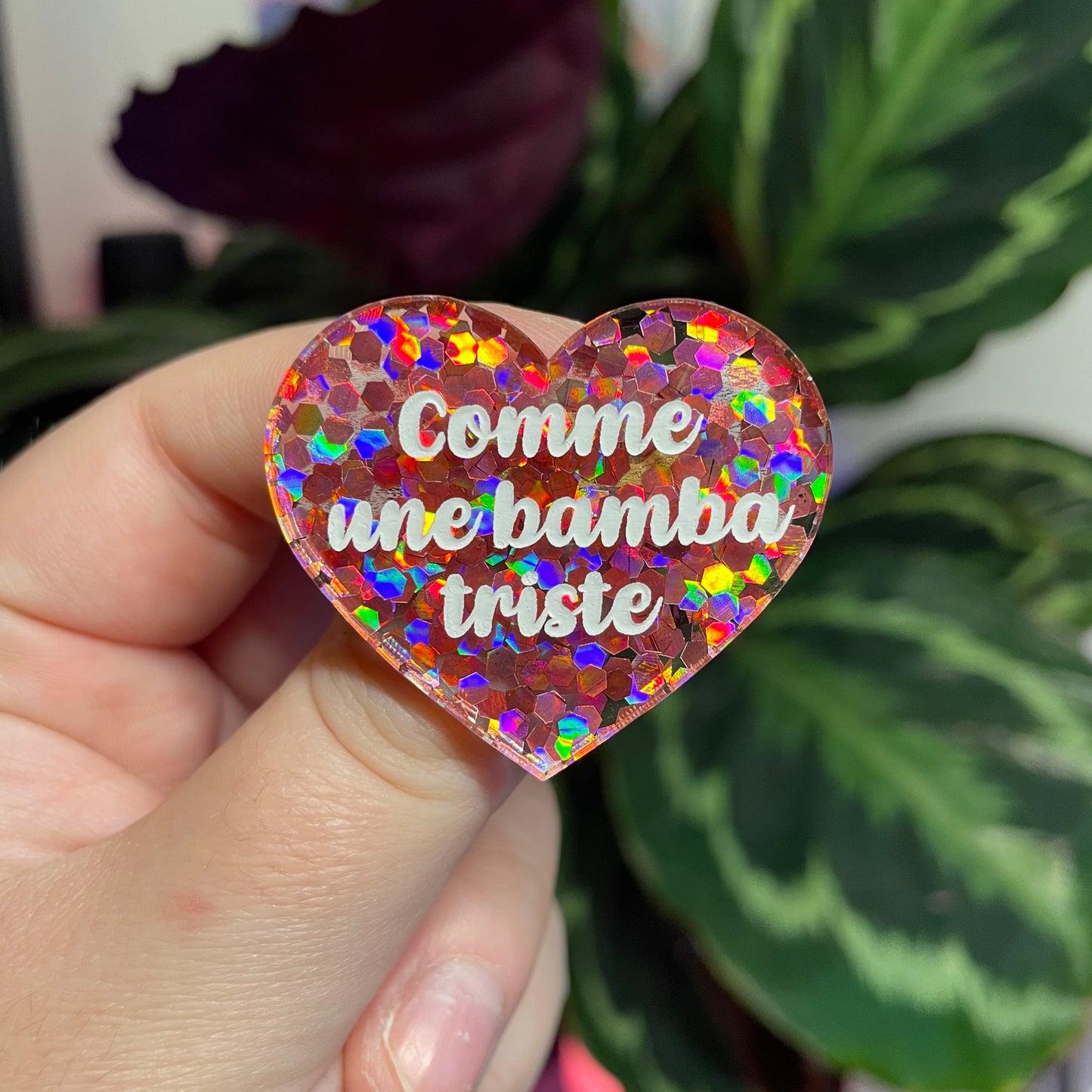 Broche "Comme une bamba triste" en acrylique semi transparente avec des confettis corail