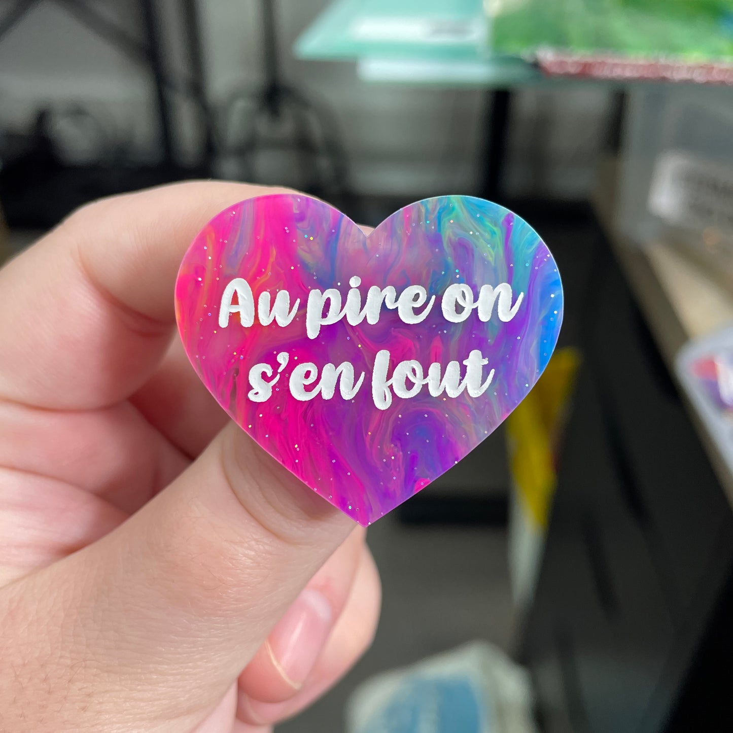 Broche "Au pire on s'en fout" en acrylique semi-transparente marbrée multicolore