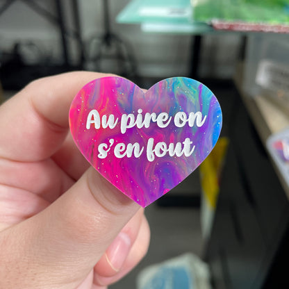 Broche "Au pire on s'en fout" en acrylique semi-transparente marbrée multicolore