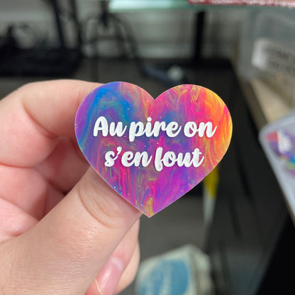 Broche "Au pire on s'en fout" en acrylique semi-transparente marbrée multicolore
