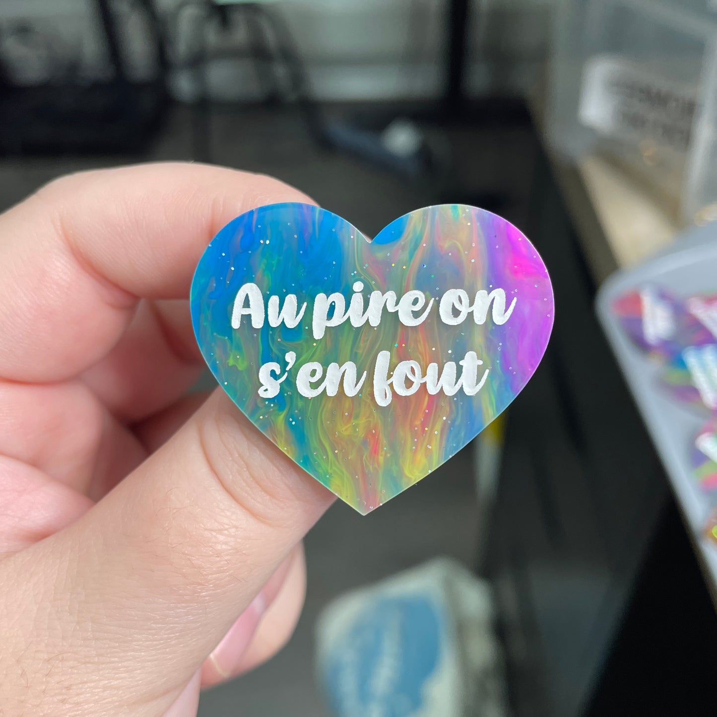 Broche "Au pire on s'en fout" en acrylique semi-transparente marbrée multicolore