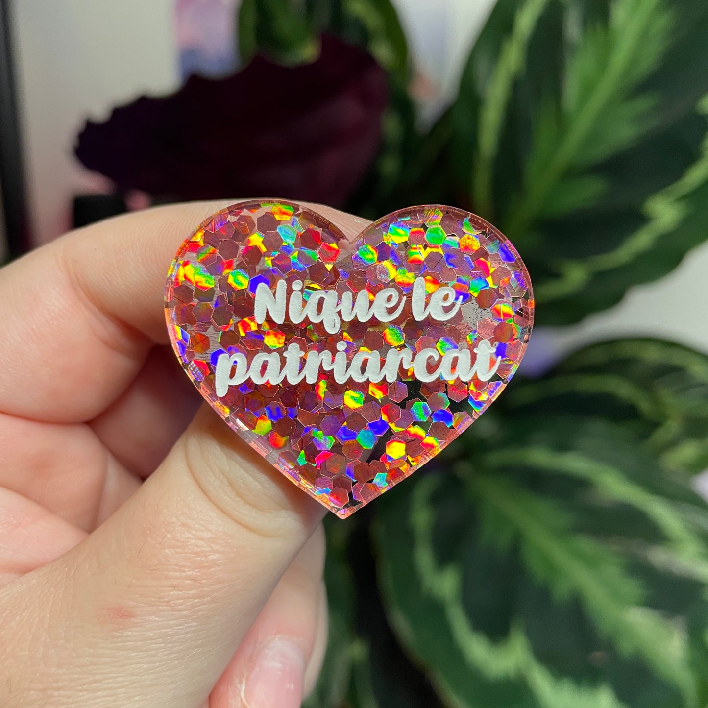 Broche "Nique le patriarcat" en acrylique semi transparente avec des confettis corail