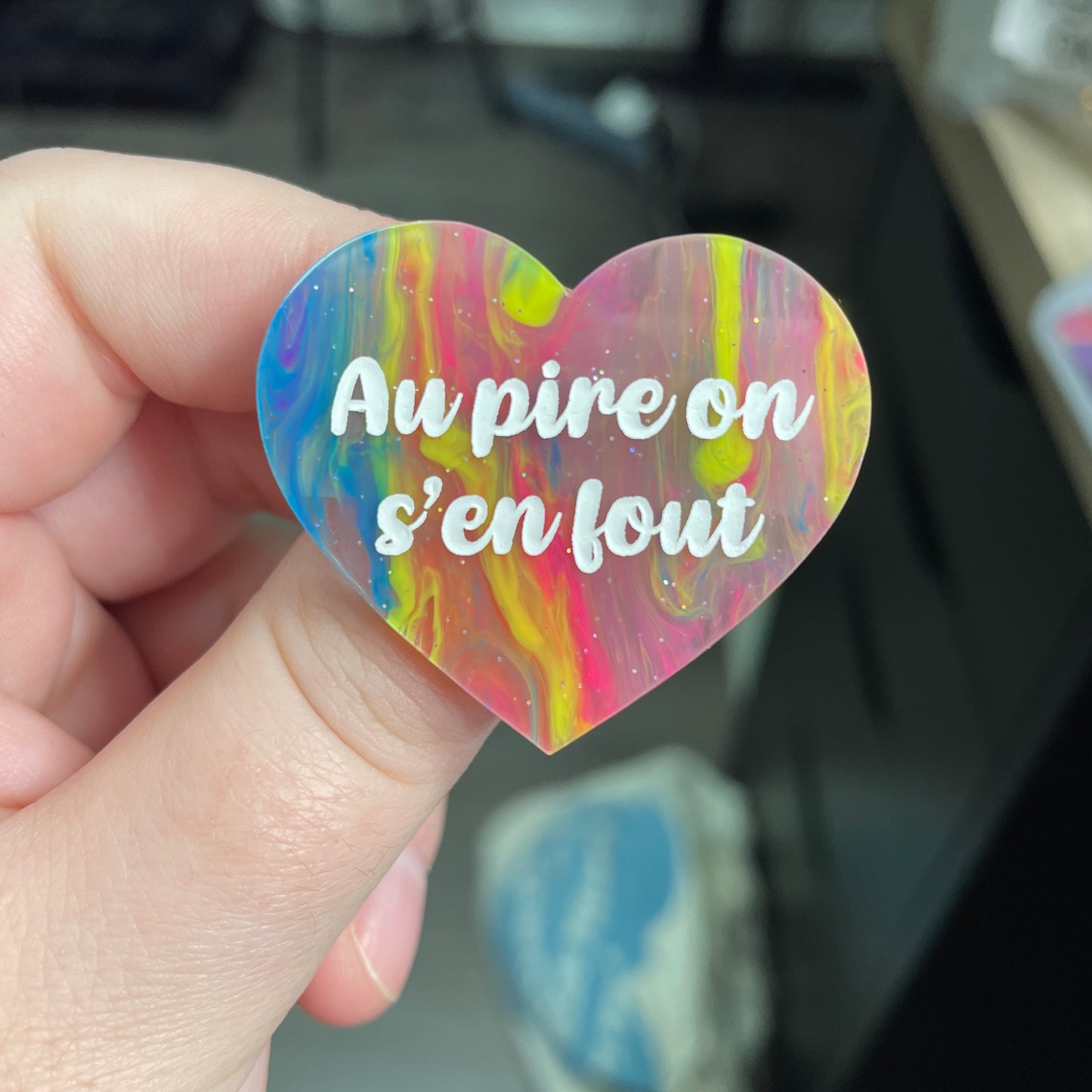 Broche "Au pire on s'en fout" en acrylique semi-transparente marbrée multicolore