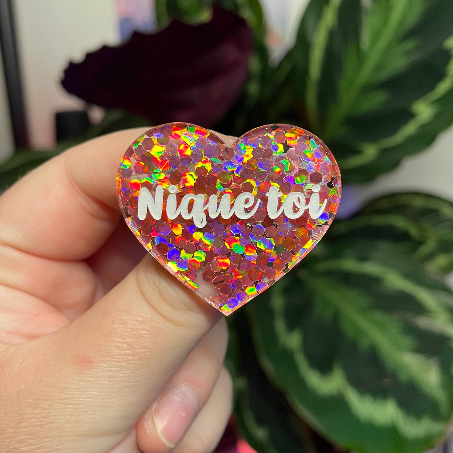 Broche "Nique toi" en acrylique semi transparente avec des confettis corail