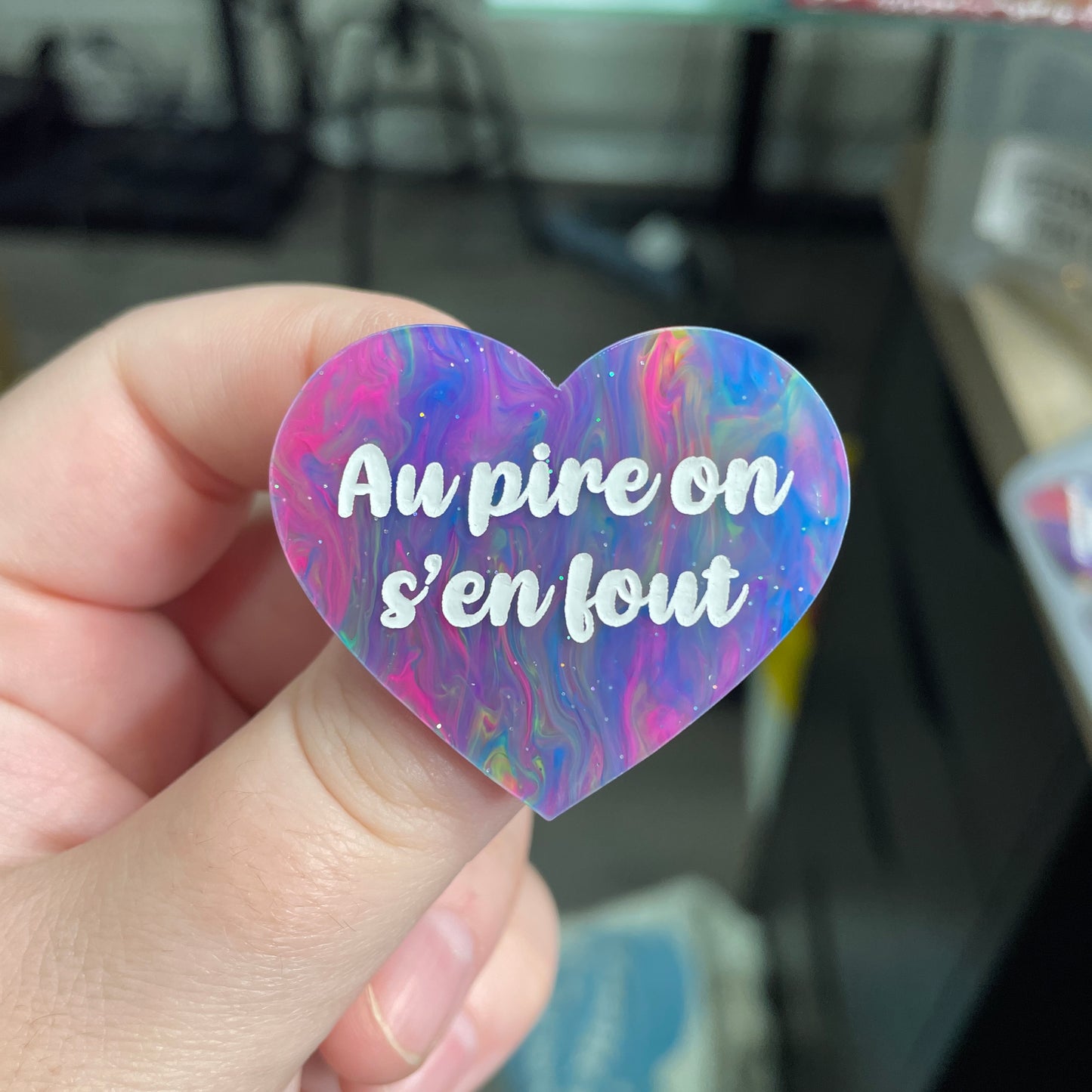 Broche "Au pire on s'en fout" en acrylique semi-transparente marbrée multicolore