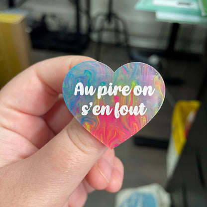Broche "Au pire on s'en fout" en acrylique semi-transparente marbrée multicolore