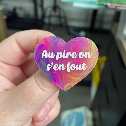 Broche "Au pire on s'en fout" en acrylique semi-transparente marbrée multicolore