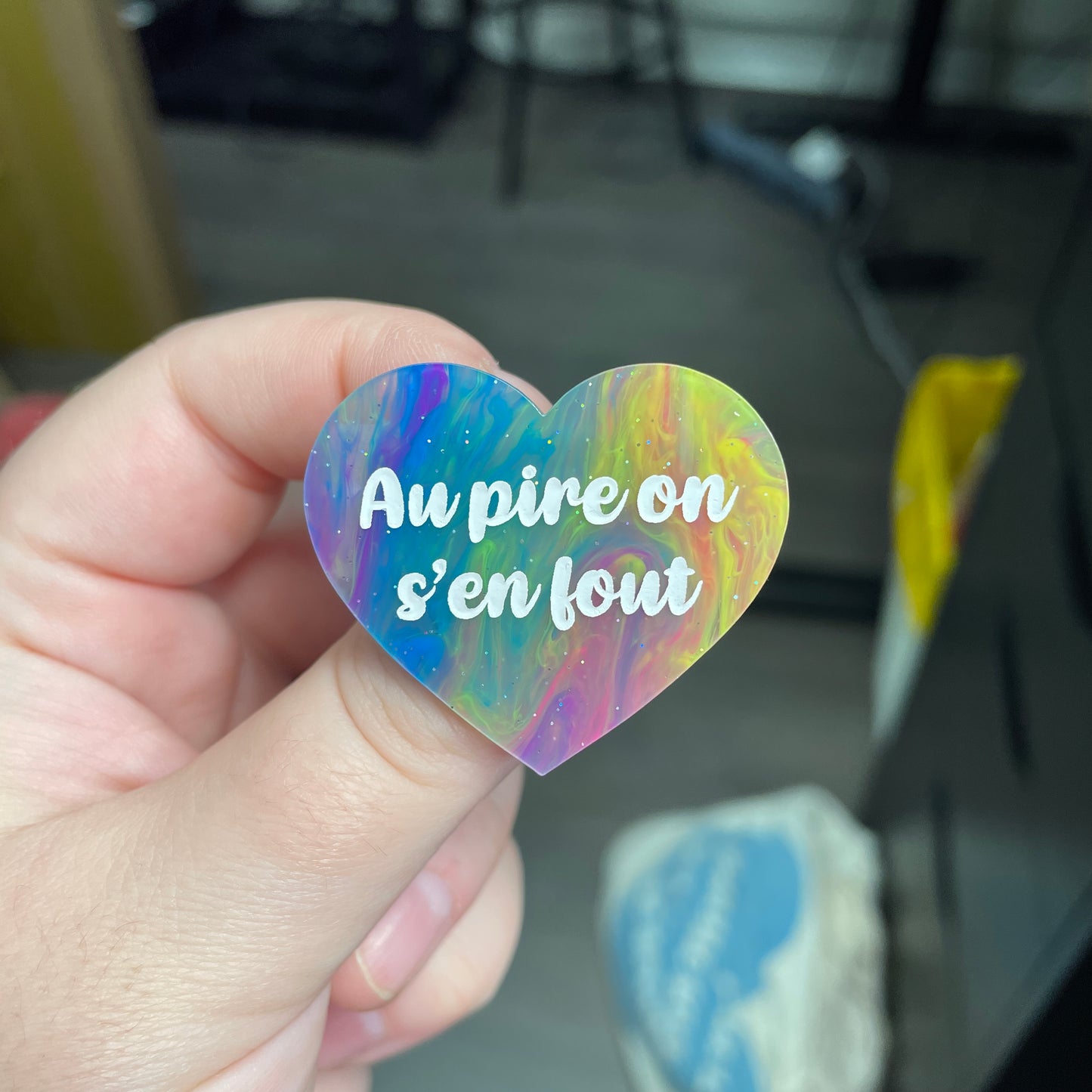 Broche "Au pire on s'en fout" en acrylique semi-transparente marbrée multicolore