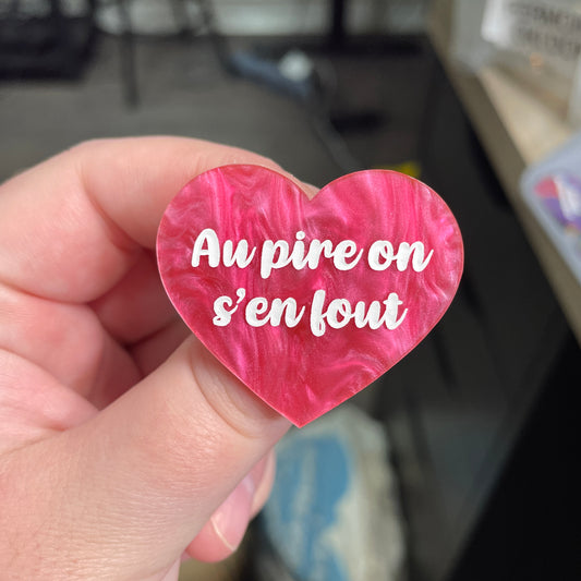Broche "Au pire on s'en fout" en acrylique semi-transparente marbrée rose