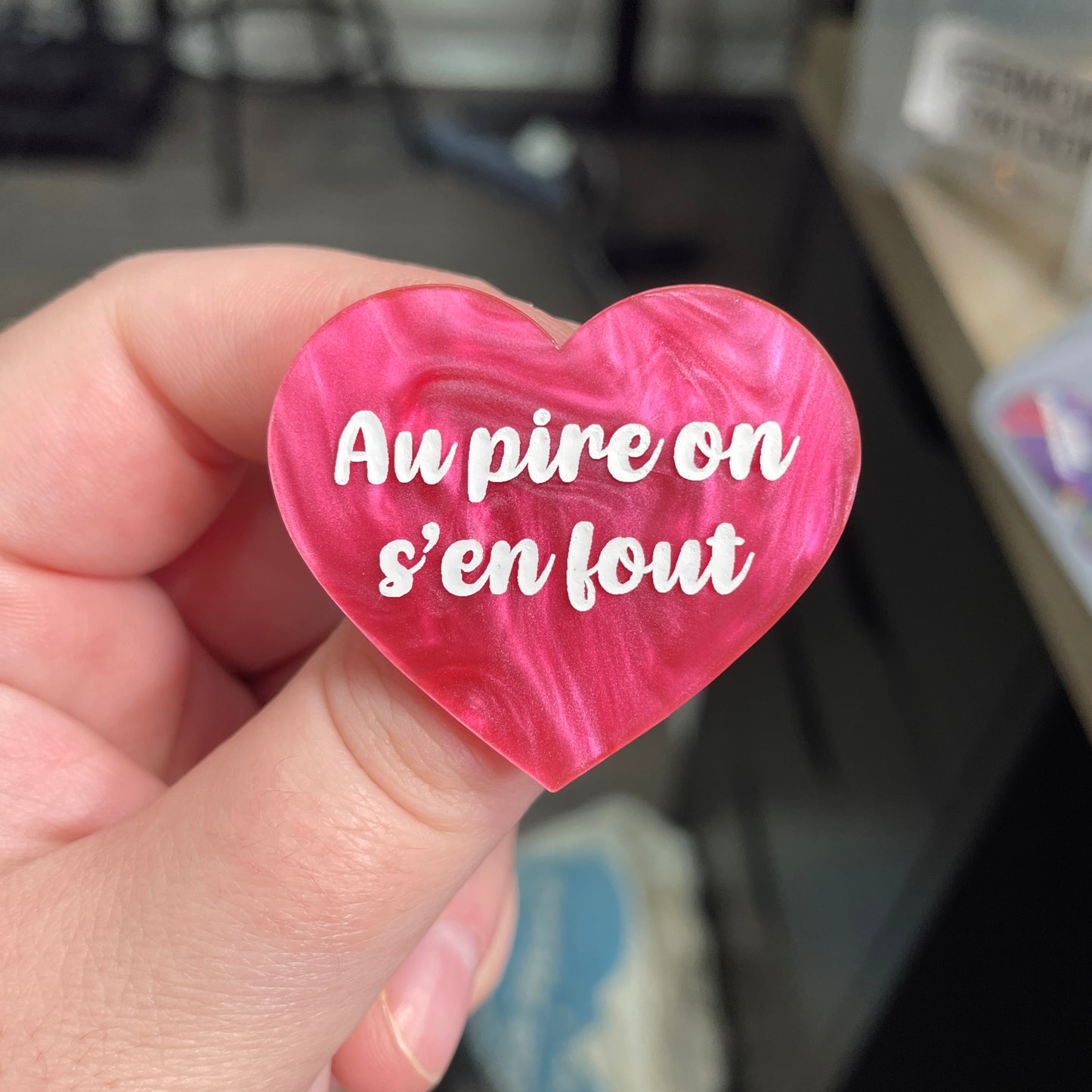 Broche "Au pire on s'en fout" en acrylique semi-transparente marbrée rose