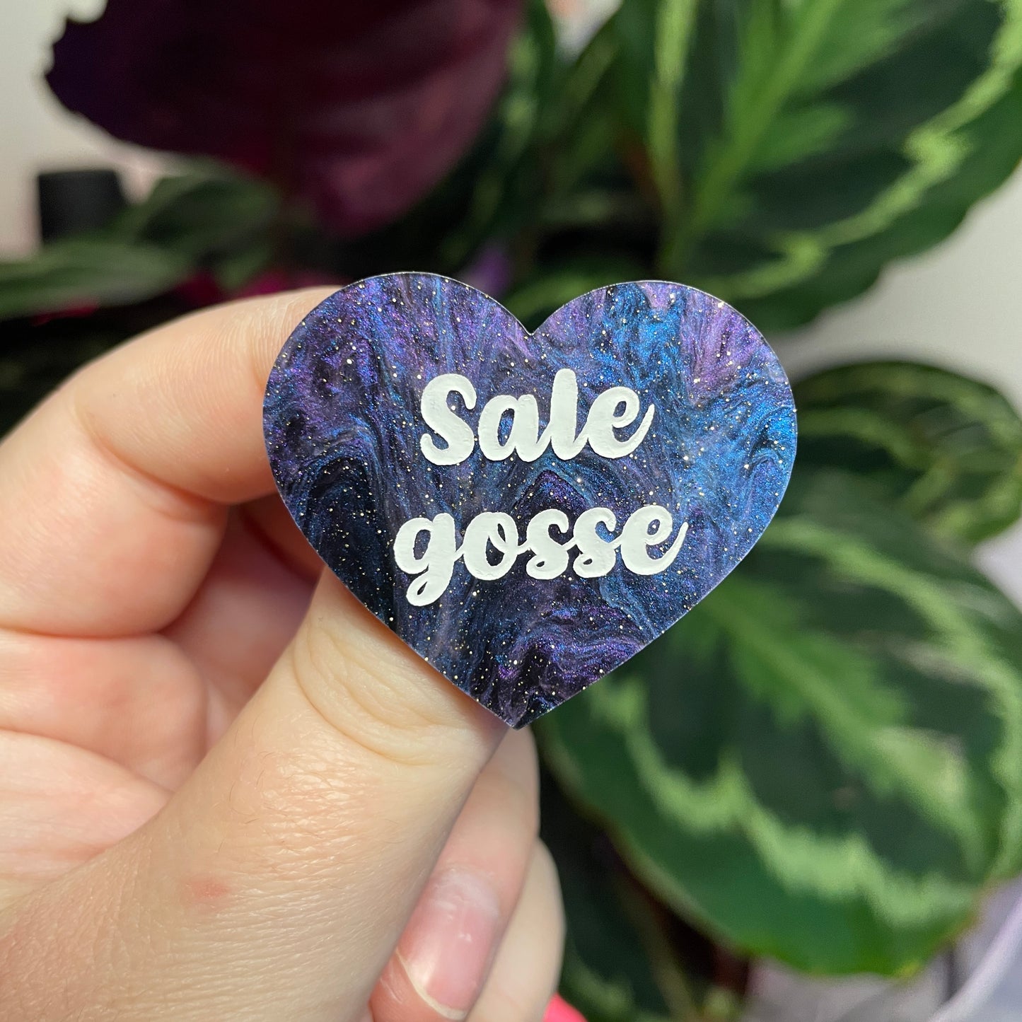 Broche "Sale gosse" en acrylique marbrée bleue, noire et violette à paillettes
