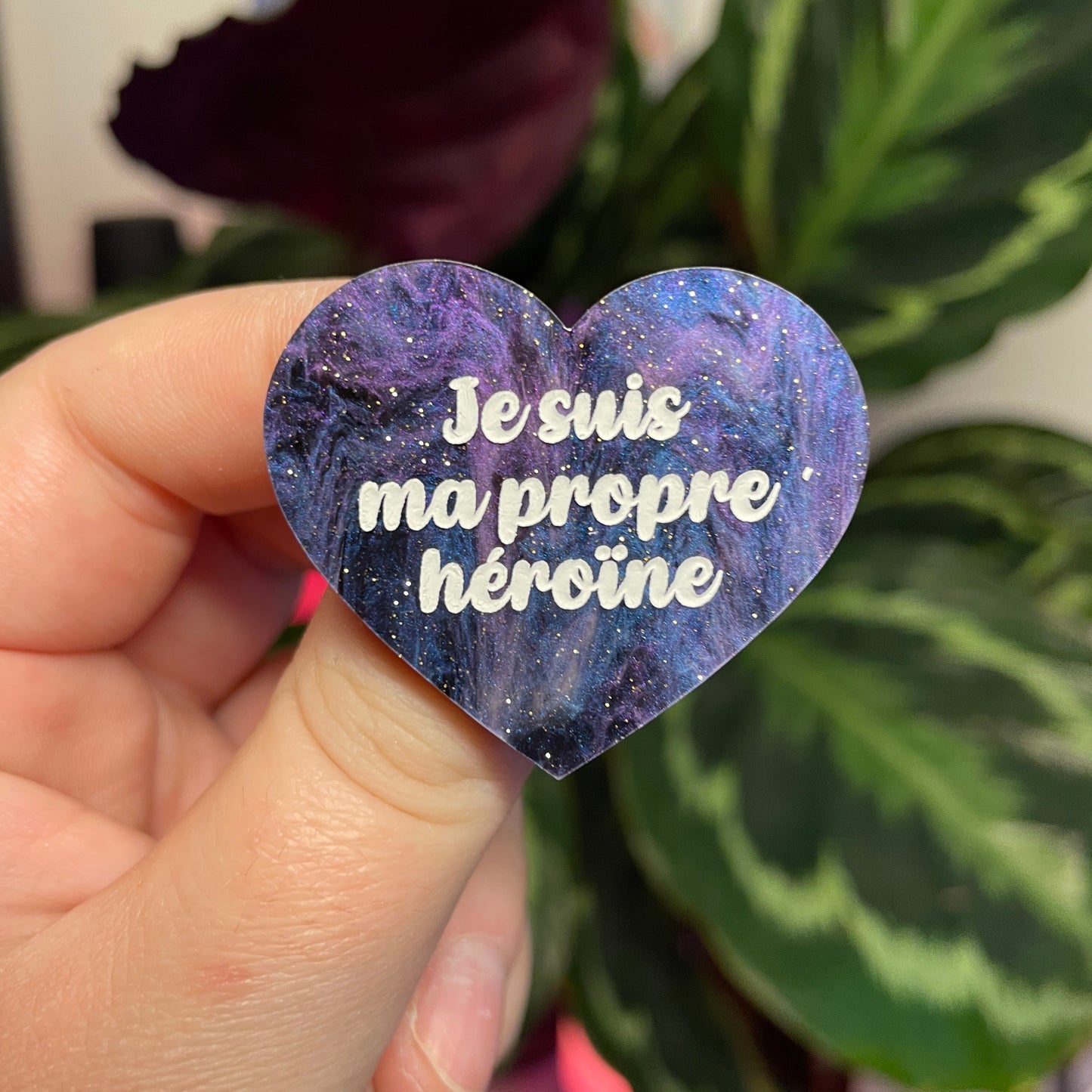 Broche "Je suis ma propre héroïne" en acrylique marbrée bleue, noire et violette à paillettes