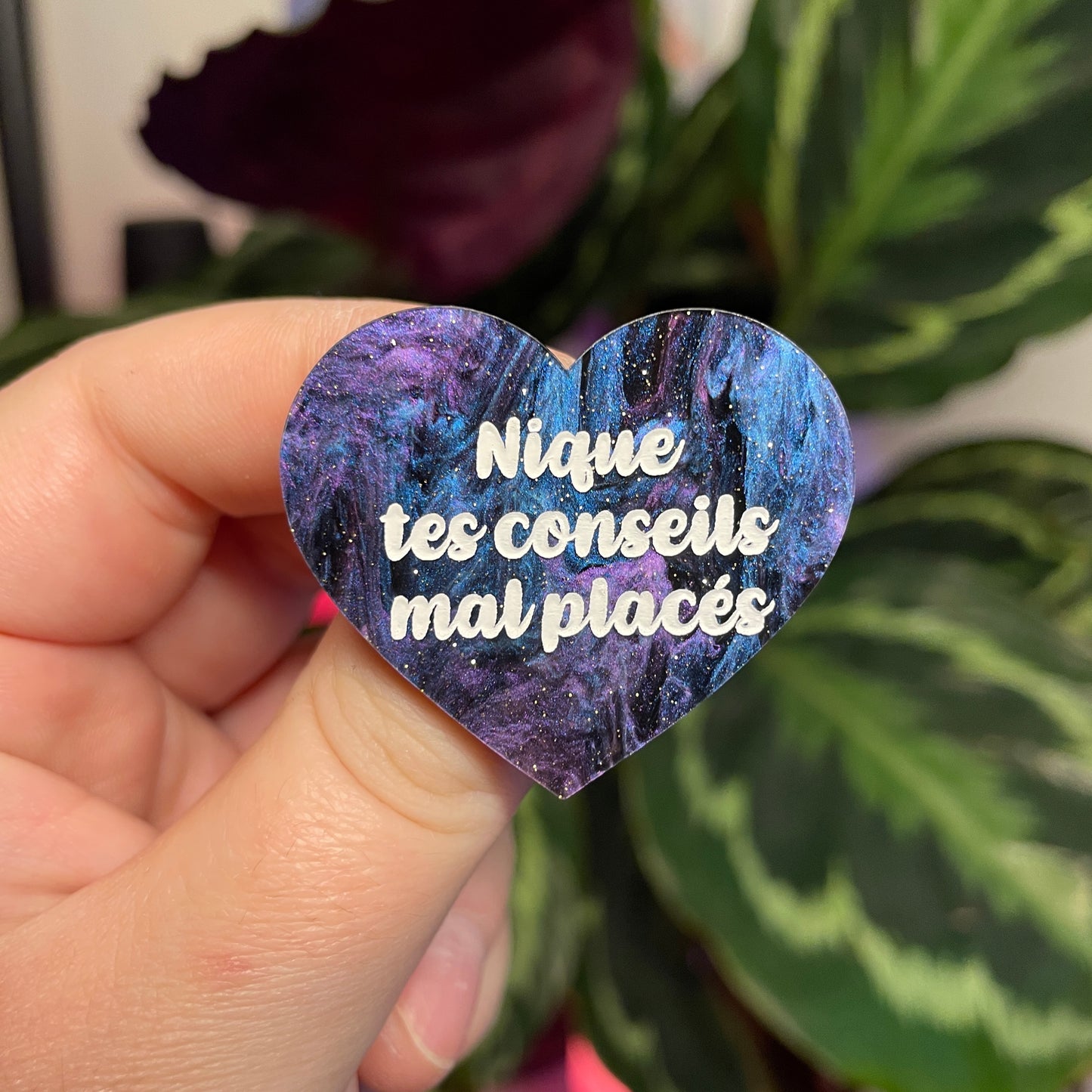 Broche "Nique tes conseils mal placés" en acrylique marbrée bleue, noire et violette à paillettes