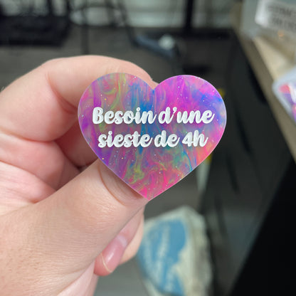 Broche "Besoin d'une sieste de 4h" en acrylique semi-transparente marbrée multicolore