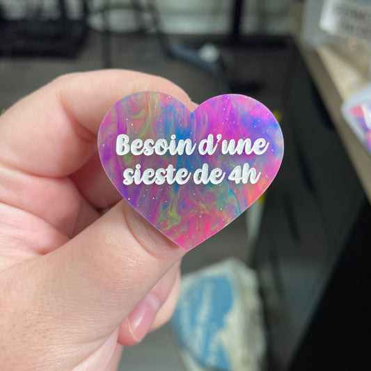 Broche "Besoin d'une sieste de 4h" en acrylique semi-transparente marbrée multicolore
