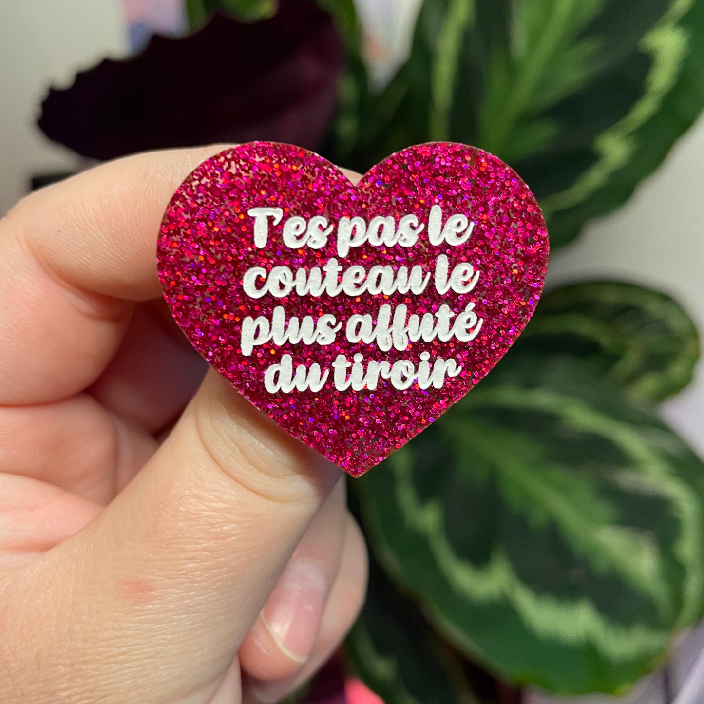 Broche "T'es pas le couteau le plus affuté du tiroir" en acrylique à paillettes roses