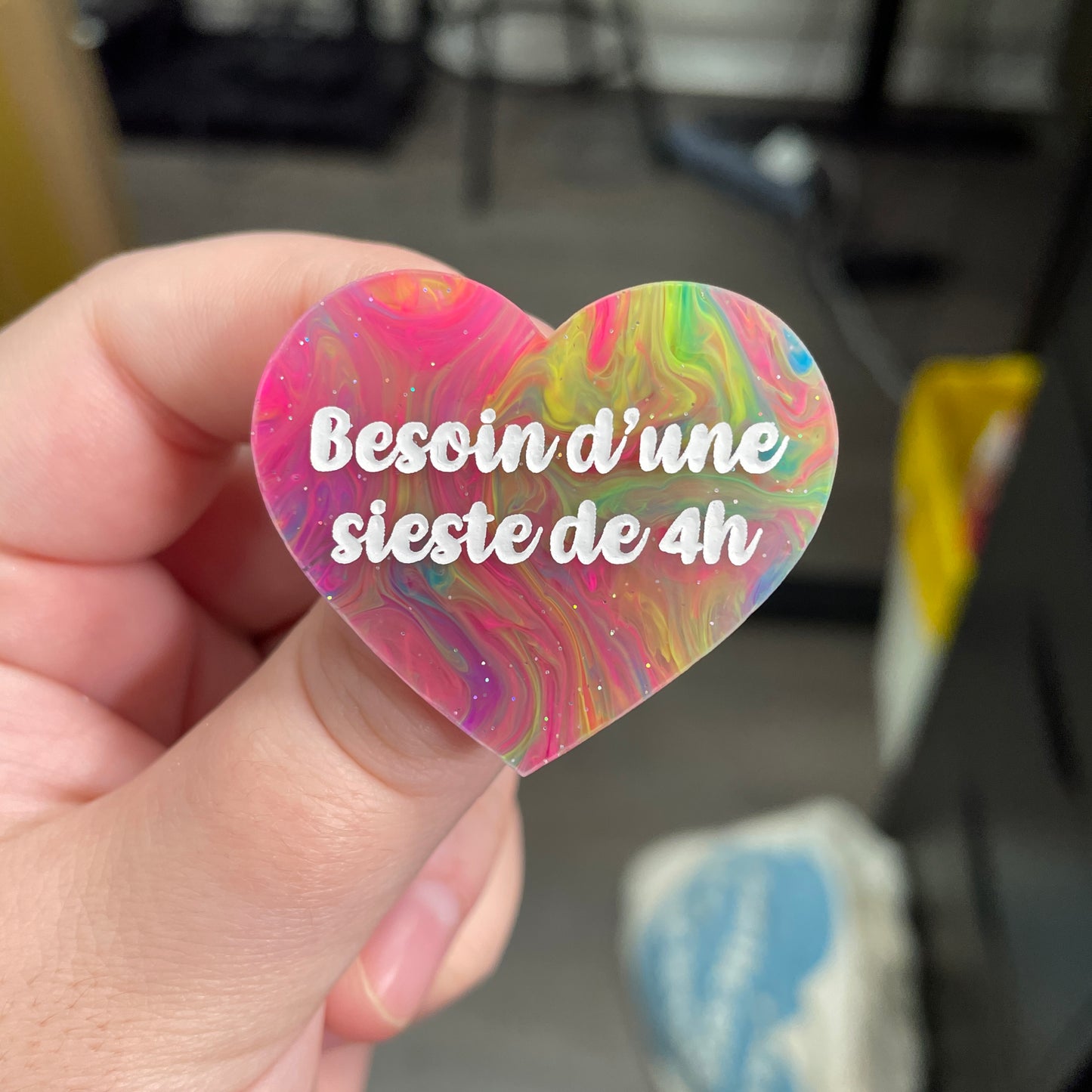 Broche "Besoin d'une sieste de 4h" en acrylique semi-transparente marbrée multicolore