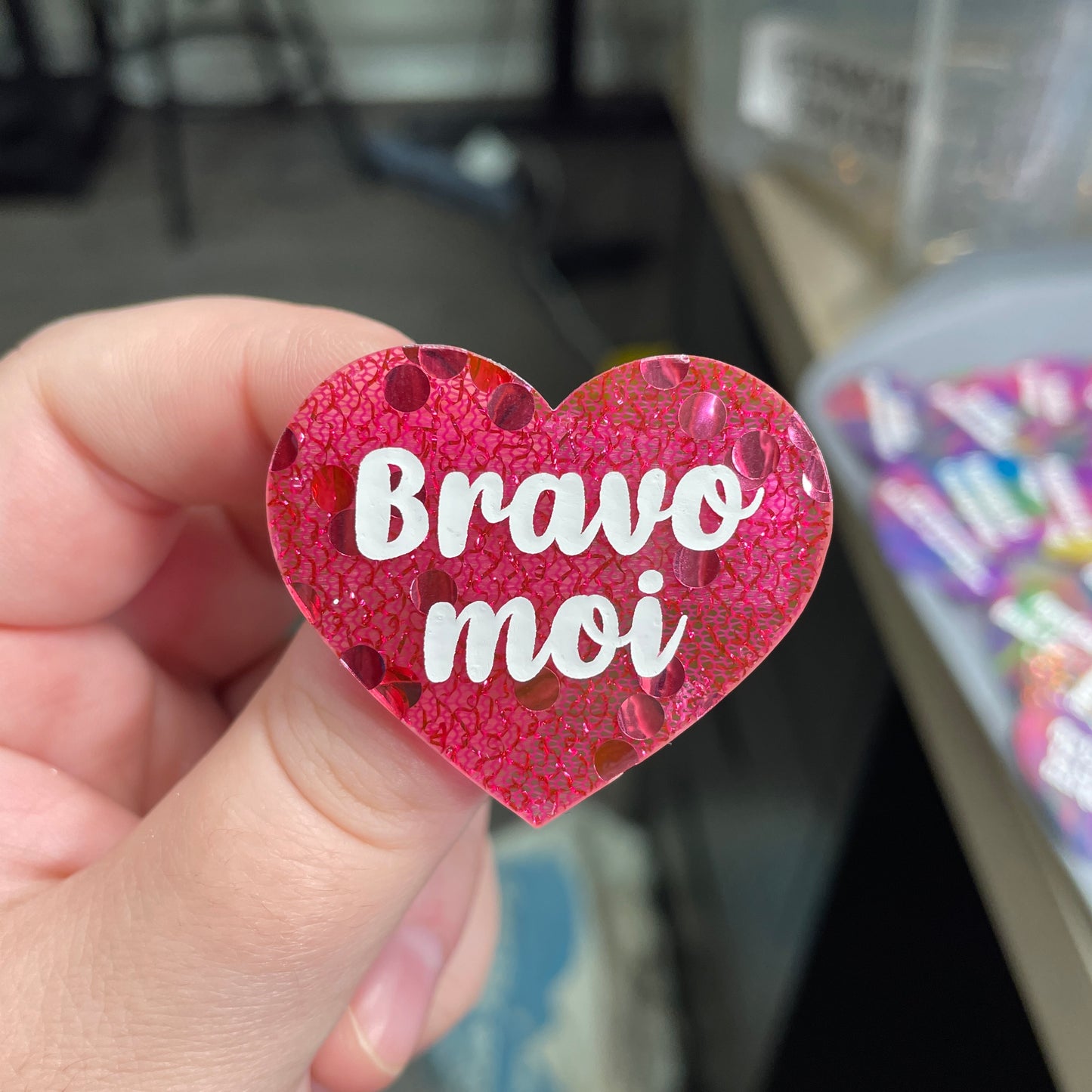 Broche "Bravo moi" en acrylique japonaise avec du tissu rose et des confettis roses