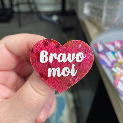Broche "Bravo moi" en acrylique japonaise avec du tissu rose et des confettis roses