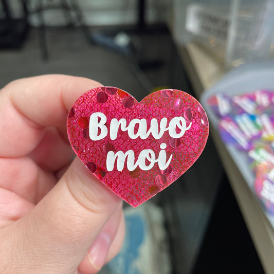 Broche "Bravo moi" en acrylique japonaise avec du tissu rose et des confettis roses
