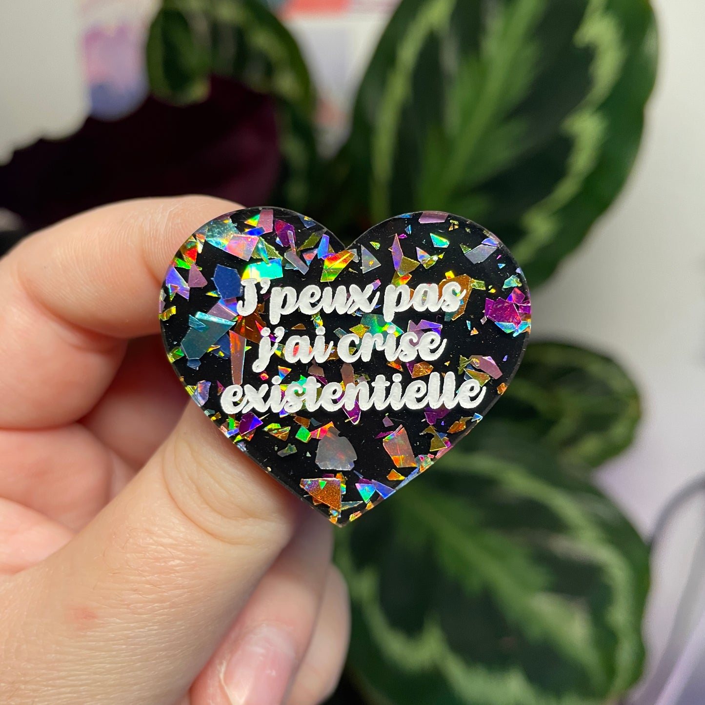 Broche "J'peux pas j'ai crise existentielle" en acrylique noire avec des éclats de confettis multicolores