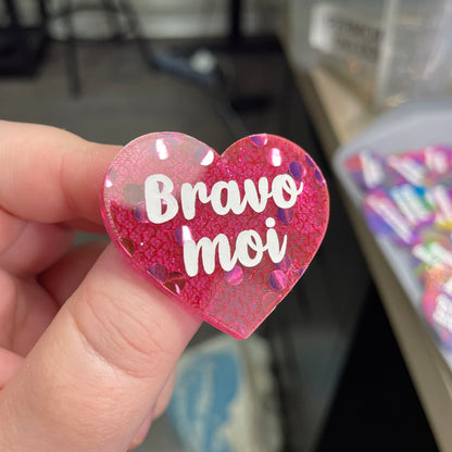 Broche "Bravo moi" en acrylique japonaise avec du tissu rose et des confettis roses