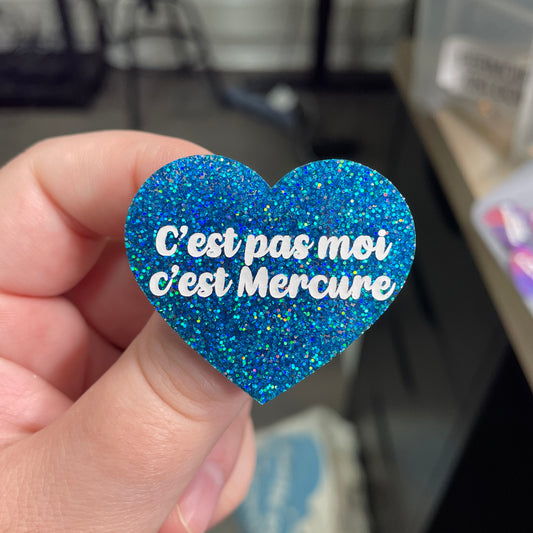 Broche "C'est pas moi c'est Mercure" en acrylique à paillettes bleues