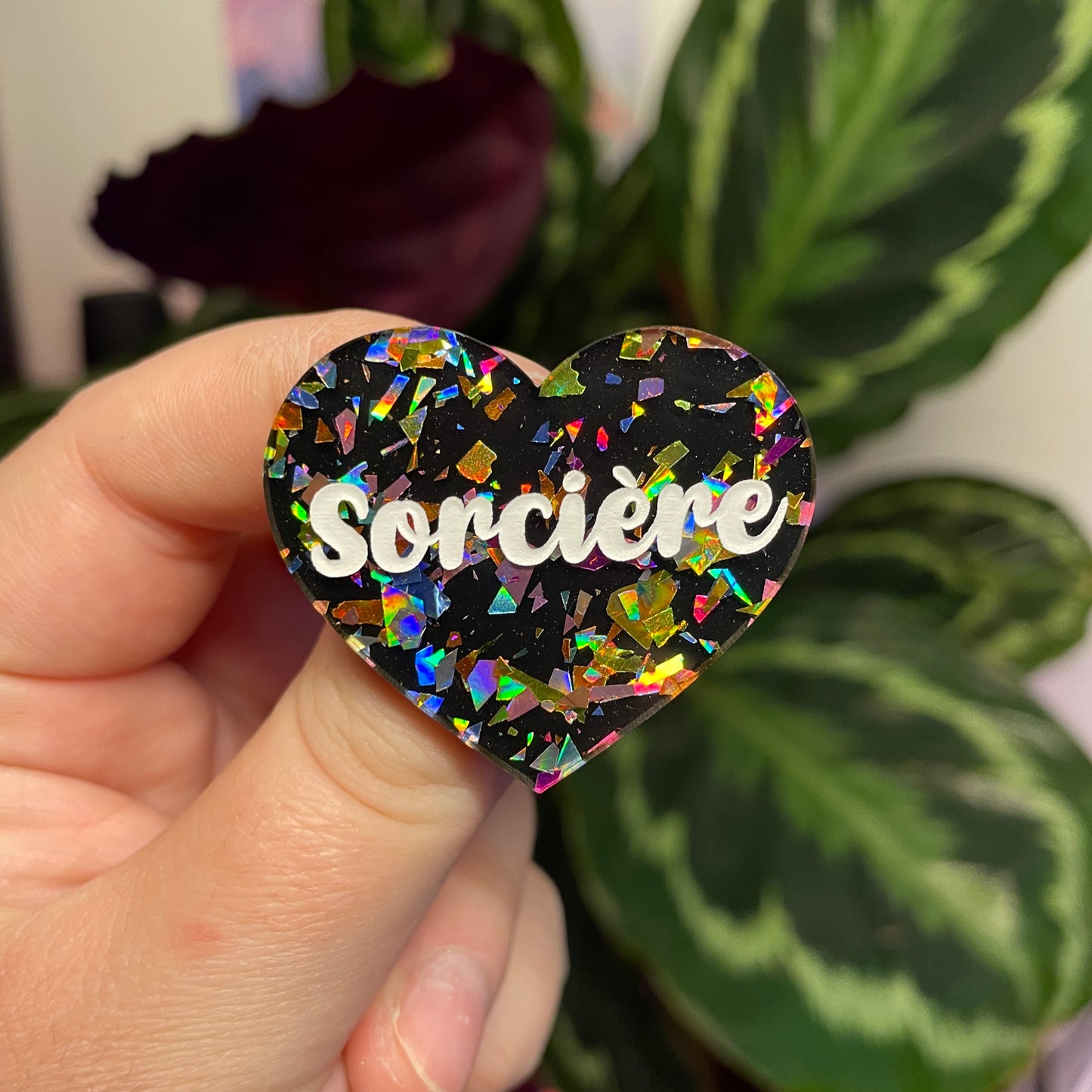 Broche "Sorcière" en acrylique noire avec des éclats de confettis multicolores