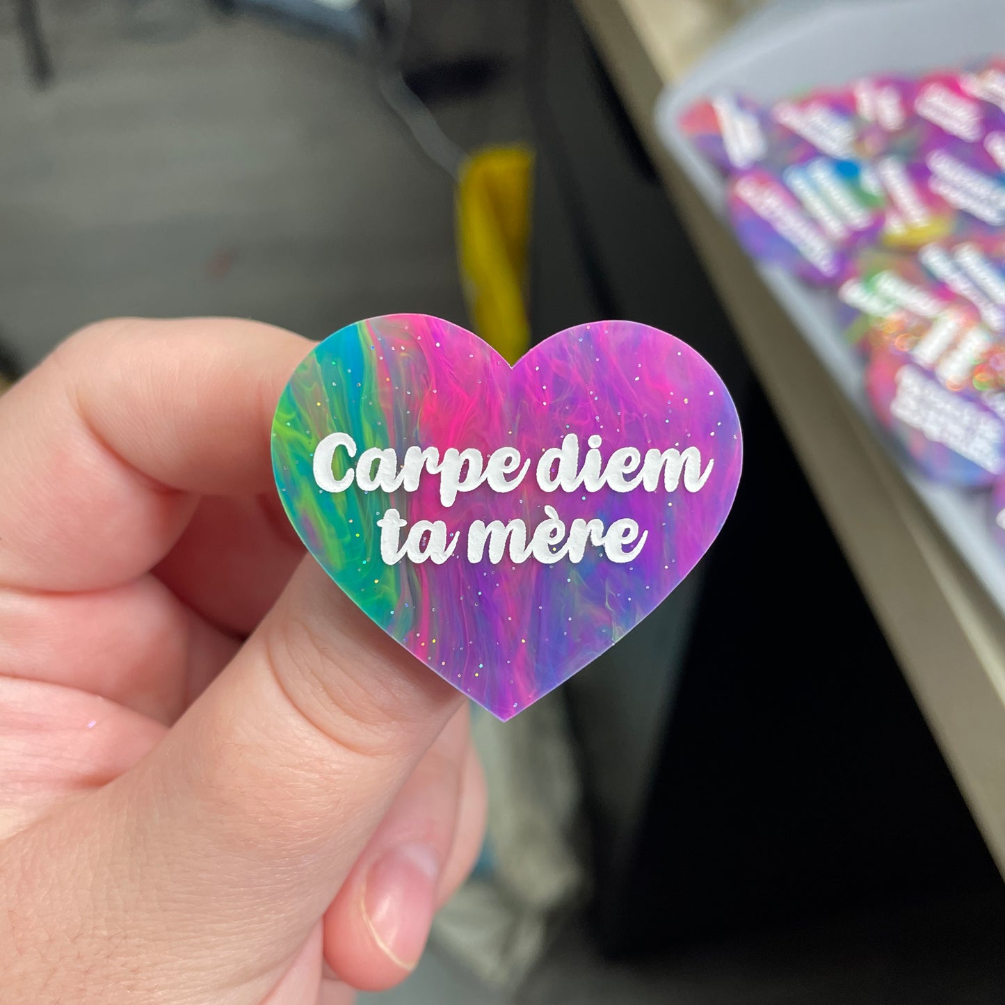 Broche "Carpe diem ta mère" en acrylique semi-transparente marbrée multicolore