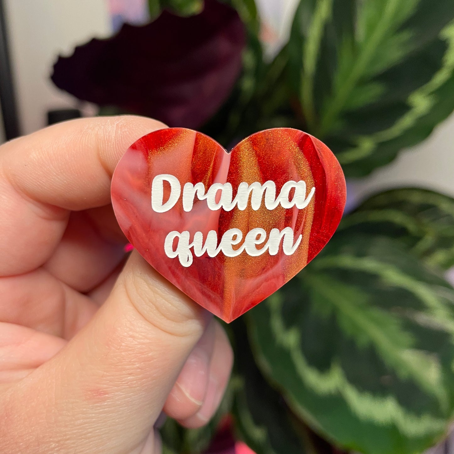 Broche "Drama queen" en acrylique marbrée rouge, blanche et dorée
