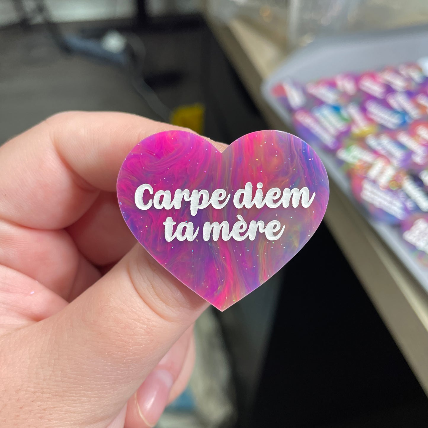 Broche "Carpe diem ta mère" en acrylique semi-transparente marbrée multicolore