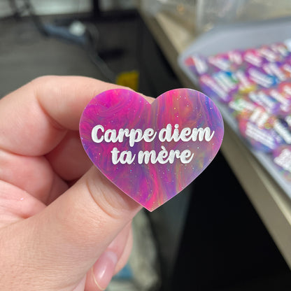 Broche "Carpe diem ta mère" en acrylique semi-transparente marbrée multicolore