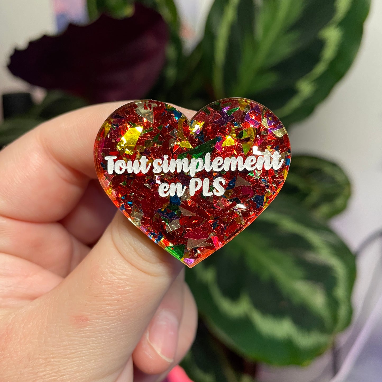 Broche "Tout simplement en PLS" en acrylique transparente avec des confettis rouges et multicolores