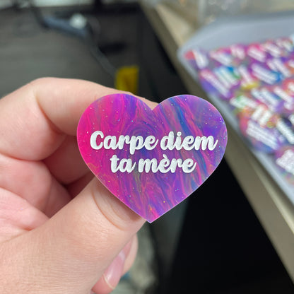 Broche "Carpe diem ta mère" en acrylique semi-transparente marbrée multicolore