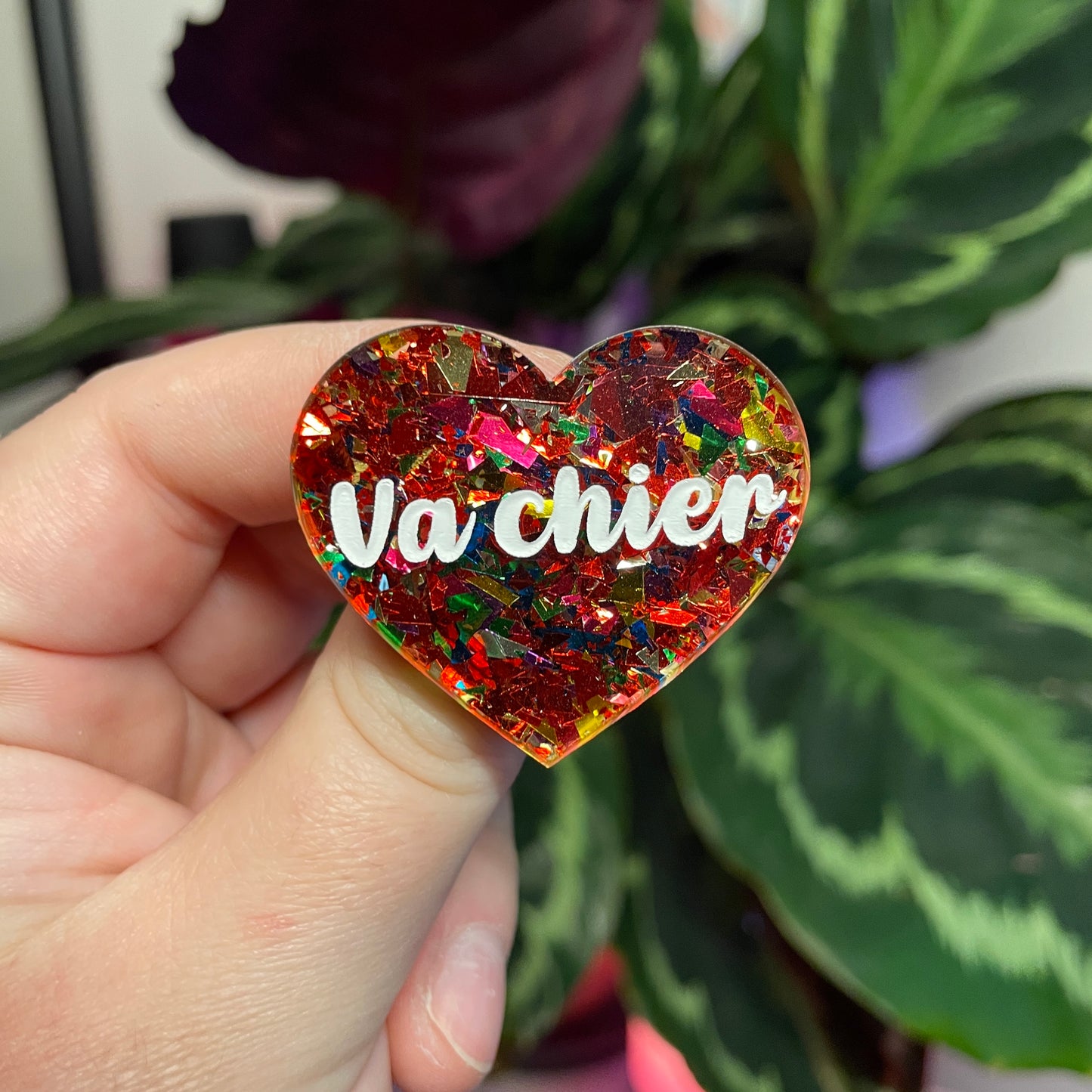 Broche "Va chier" en acrylique transparente avec des confettis rouges et multicolores